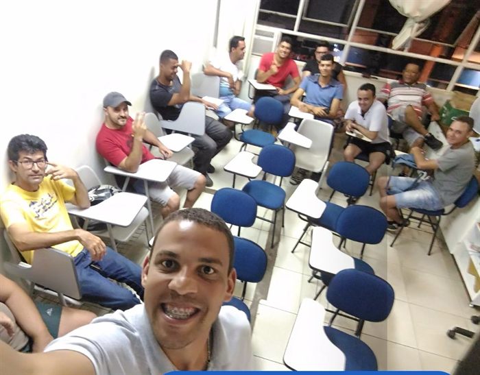 Wallace Castro com a primeira turma da Betran, em 2014, numa sala de aula em Congonhas-MG